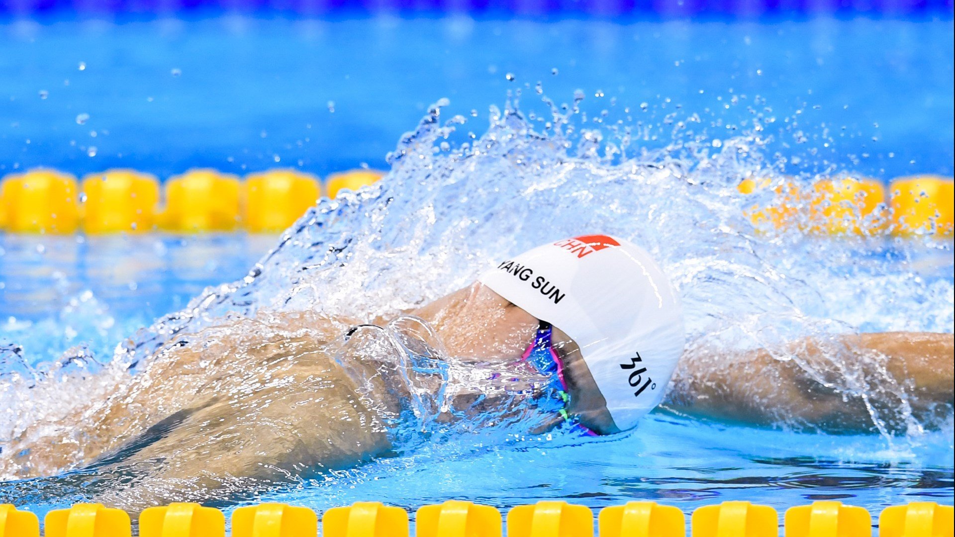 引擎撕裂夜幕，当马克西在街道赛的牢笼中打出统治级数据